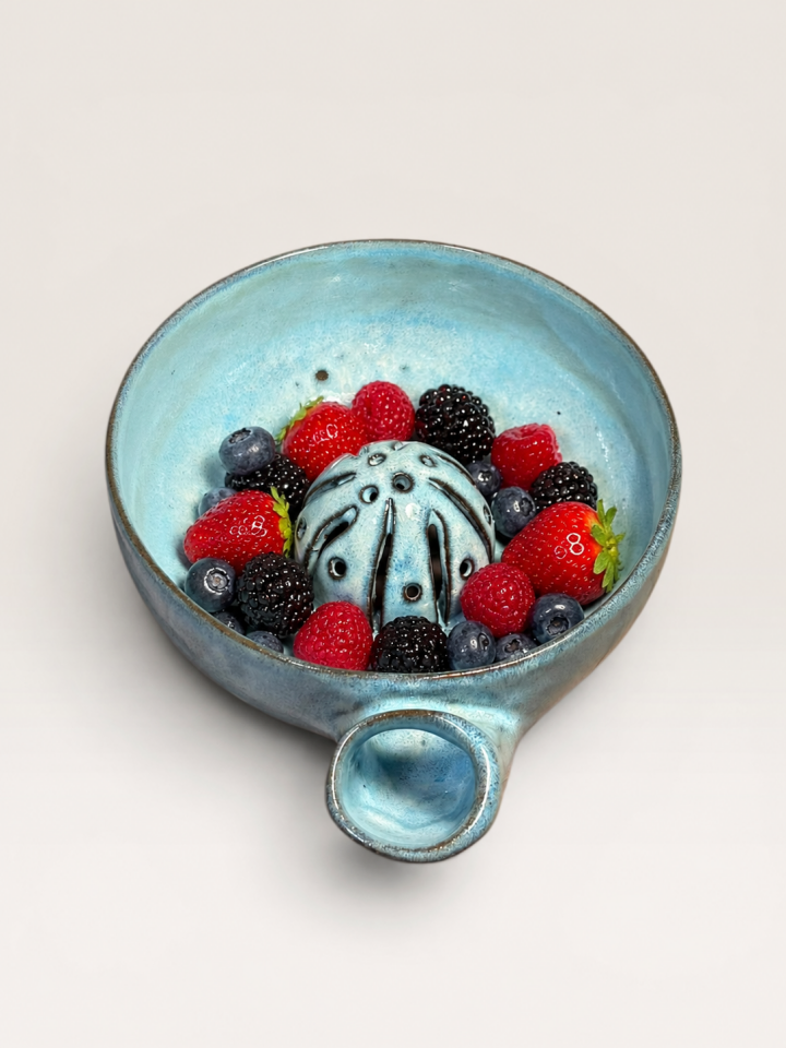Berry Bowl - El Yapımı Seramik Meyve Süzgeci - Sky Blue